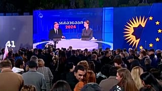 Los electores se congregan para seguir los resultados 