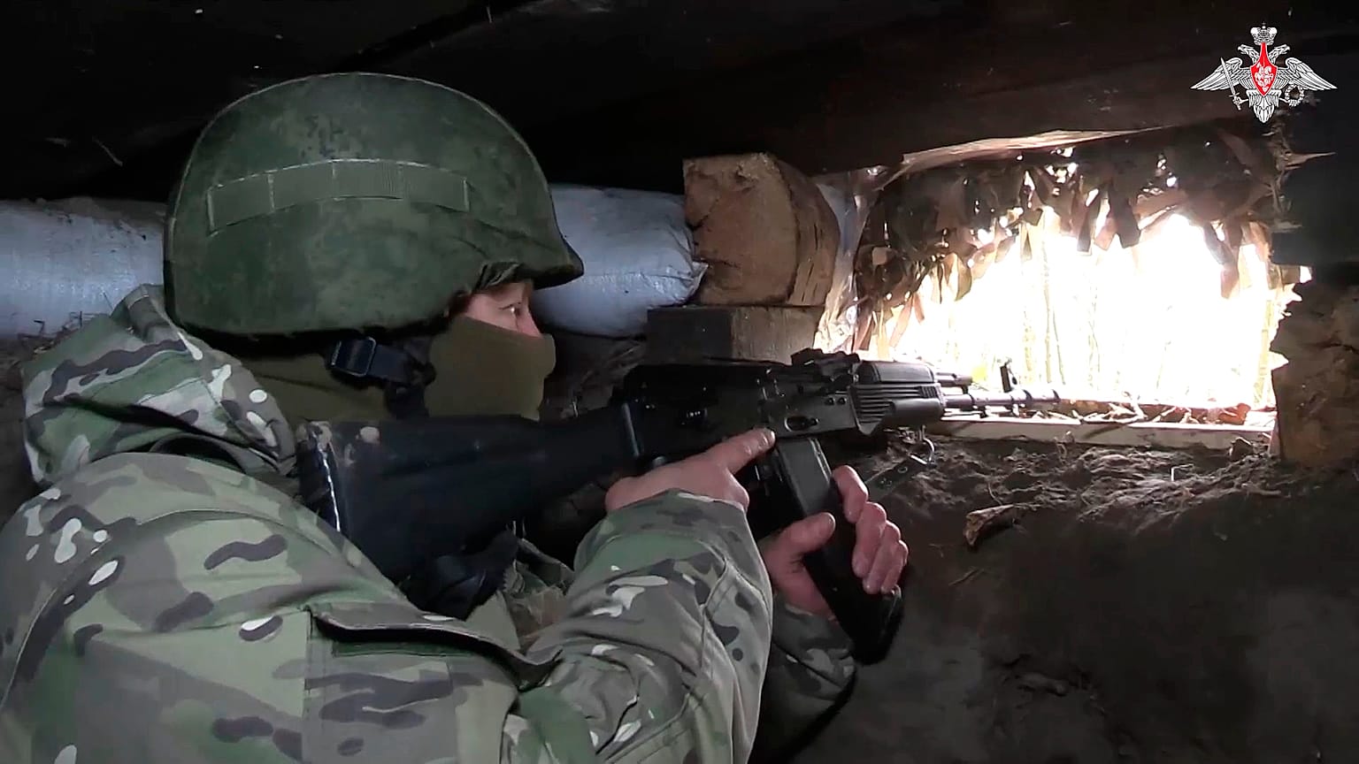 En esta captura de un vídeo difundido por Rusia el 24 de octubre de 2024, un soldado ruso apunta desde un búnker en la zona fronteriza entre Rusia y Ucrania en Kursk (Rusia)