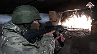 En esta captura de un vídeo difundido por Rusia el 24 de octubre de 2024, un soldado ruso apunta desde un búnker en la zona fronteriza entre Rusia y Ucrania en Kursk (Rusia)