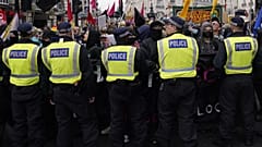 Tommy Robinson'un desteklediği Birleşik Krallık yanlısı aşırı sağcı protestocular 26 Ekim 2024 Cumartesi günü Londra'da bir polis hattının arkasında gösteri yaptı.