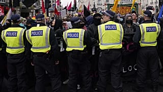 Tommy Robinson'un desteklediği Birleşik Krallık yanlısı aşırı sağcı protestocular 26 Ekim 2024 Cumartesi günü Londra'da bir polis hattının arkasında gösteri yaptı.