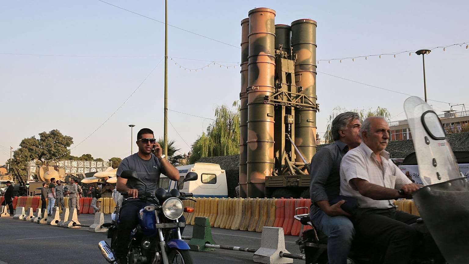 نمایش یک سامانه پدافند هوایی اس-۳۰۰ روسیه در تهران در سال ۲۰۱۷ به مناسبت سالگرد آغاز جنگ ایران و عراق 