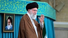 Der Oberste Führer Ayatollah Ali Khamenei winkt bei einem Treffen in Teheran, Iran, am Sonntag, 27. Oktober 2024, der Menge zu.
