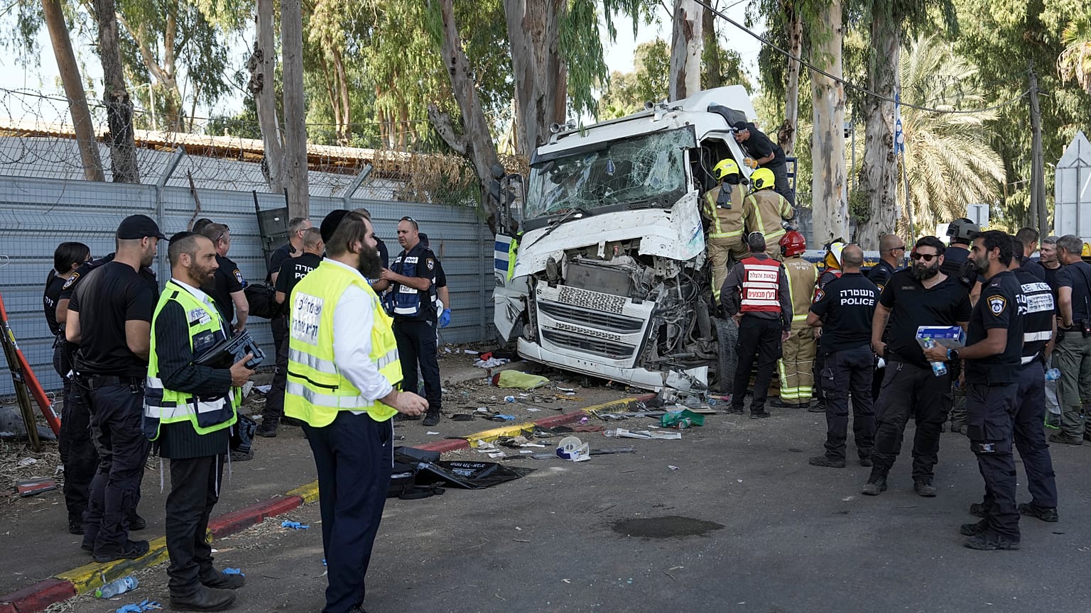 Un camión se estrella contra una parada de autobús en Israel