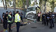 Un camión se estrella contra una parada de autobús en Israel