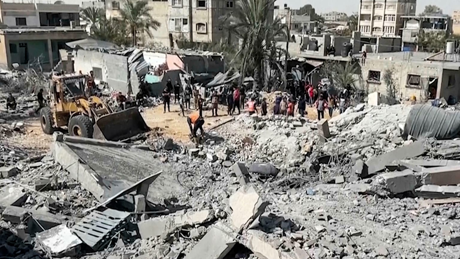 I coloni israeliani in Cisgiordania bruciano dei veicoli palestinesi