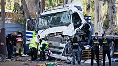 A buszmegállóba hajtott kamion roncsa