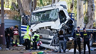 A buszmegállóba hajtott kamion roncsa