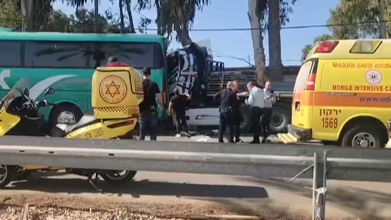 عشرات المصابين جراء اصطدام شاحنة بموقف حافلات في وسط إسرائيل