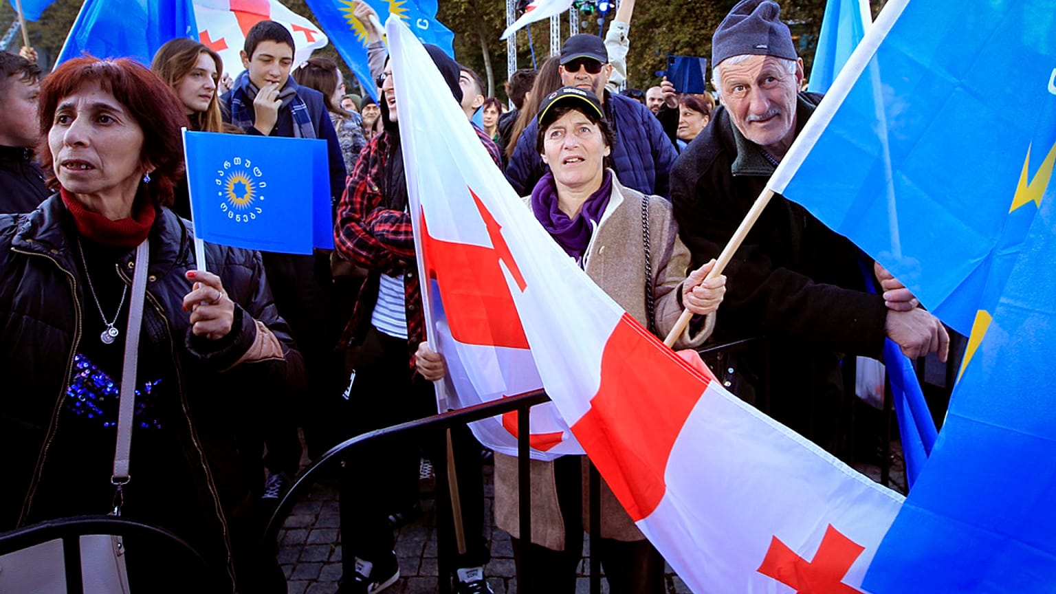A Grúz Álom kormánypárt támogatói egy kampányrendezvényen