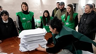 Mitglieder einer Wahlkommission bereiten sich auf die Auszählung der Stimmzettel in einem Wahllokal nach den Parlamentswahlen in Tiflis, Georgien, am Samstag, 26. Oktober 2024, vor.