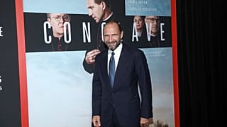 Der Schauspieler Ralph Fiennes posiert auf dem roten Teppich vor der Vorführung des Films "Conclave" beim 19. Filmfestival in Rom.