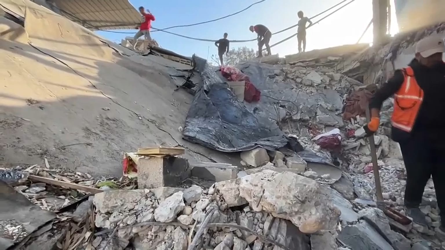 Destrozos tras el ataque israelí del domingo en el campo de refugiados de Shati, en el norte de Gaza