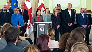 Die georgische Präsidentin Salome Surabischwili (Mitte), spricht nach der Parlamentswahl in Tiflis, Georgien, am Sonntag, 27. Oktober, zu den Medien