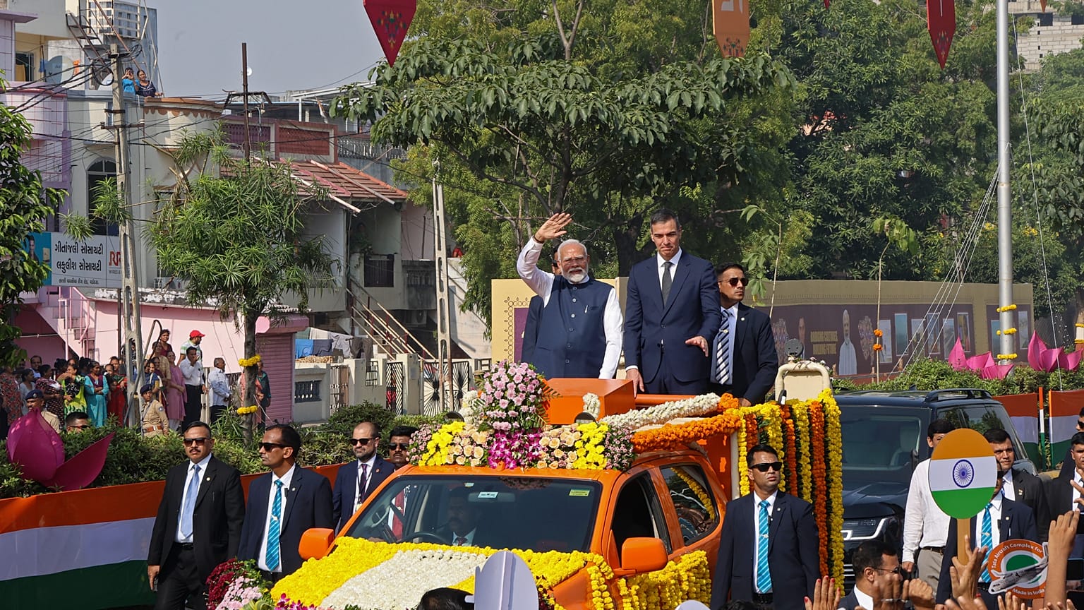 Hindistan Başbakanı Narendra Modi, sol ortada ve İspanyol mevkidaşı Pedro Sanchez, sağ ortada, Vadodara, Hindistan'da bir araçtan insanları selamlamak için el sallıyor. 28 Ekim 2024.