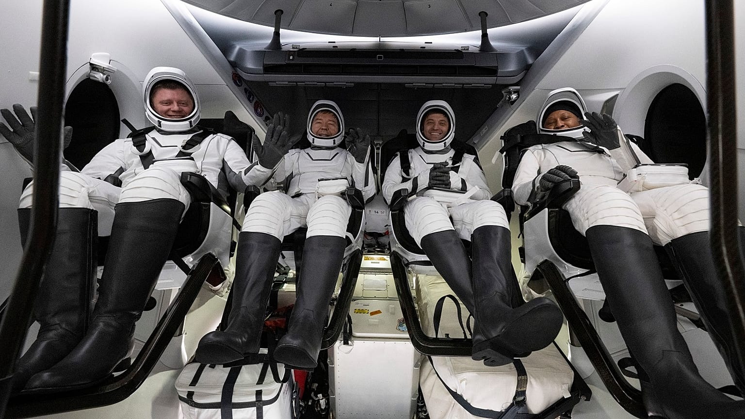 Roscosmos kozmonotu Alexander Grebenkin, solda, NASA astronotları Michael Barratt, soldan ikinci, Matthew Dominick, sağdan ikinci ve Jeanette Epps, sağda.