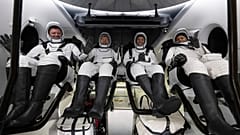 Ο κοσμοναύτης της Roscosmos Alexander Grebenkin, αριστερά, οι αστροναύτες της NASA Michael Barratt, δεύτερος από αριστερά, Matthew Dominick, δεύτερος από δεξιά, και Jeanette Epps, δεξιά.