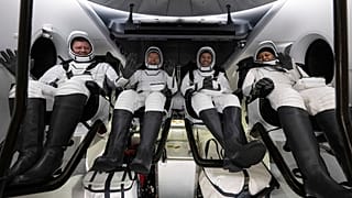 Il cosmonauta della Roscosmos Alexander Grebenkin, a sinistra, gli astronauti della NASA Michael Barratt, secondo da sinistra, Matthew Dominick, secondo da destra, e Jeanette Epps, a destra.