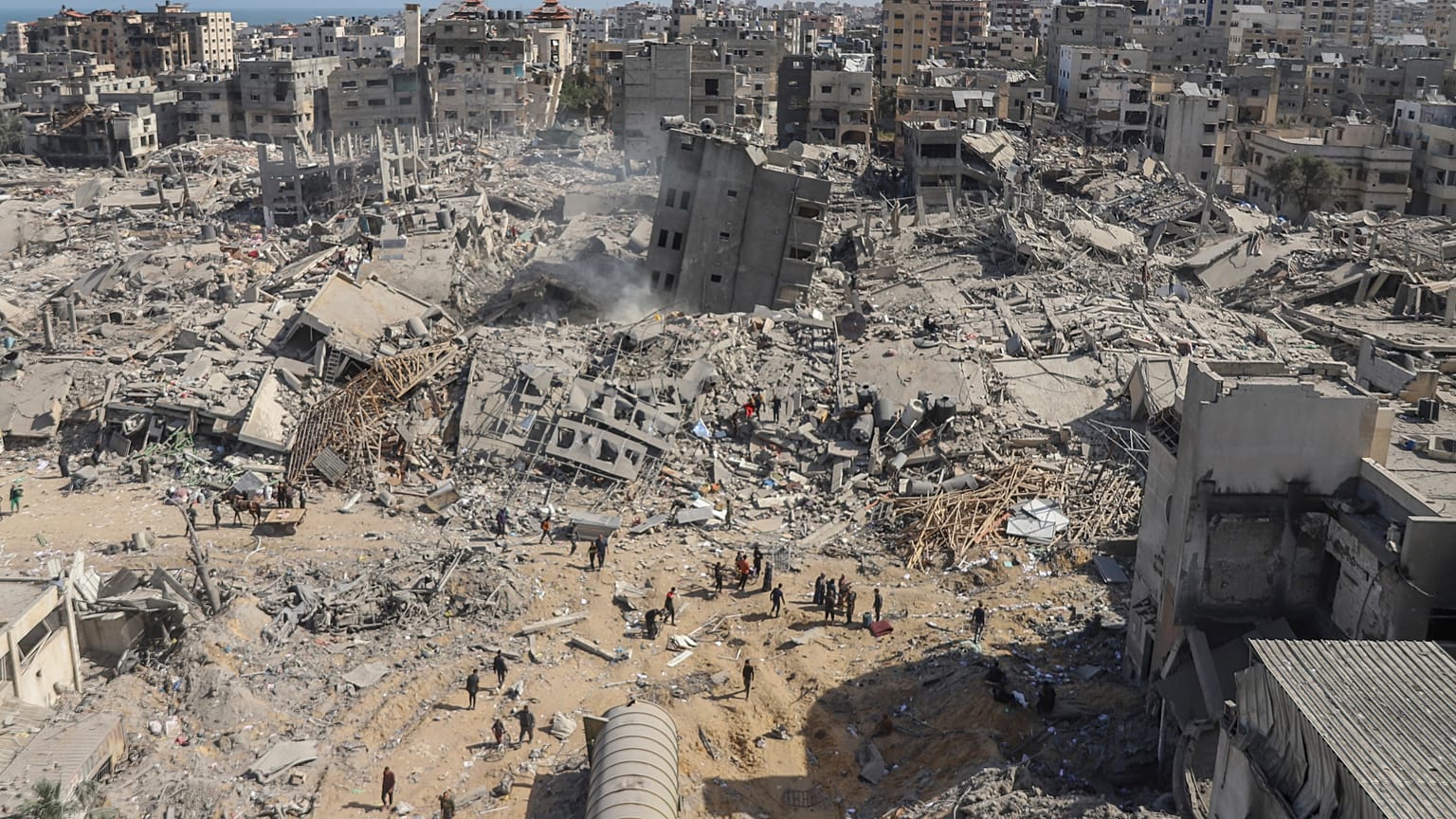 Palästinenser am 30. Oktober 2024 in Chan Yunis in den Trümmern eines Gebäudes, das bei einem israelischen Luftangriff zerstört wurde.
