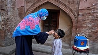 Un trabajador sanitario administra una vacuna contra la polio a un niño en Pakistán en octubre de 2024.