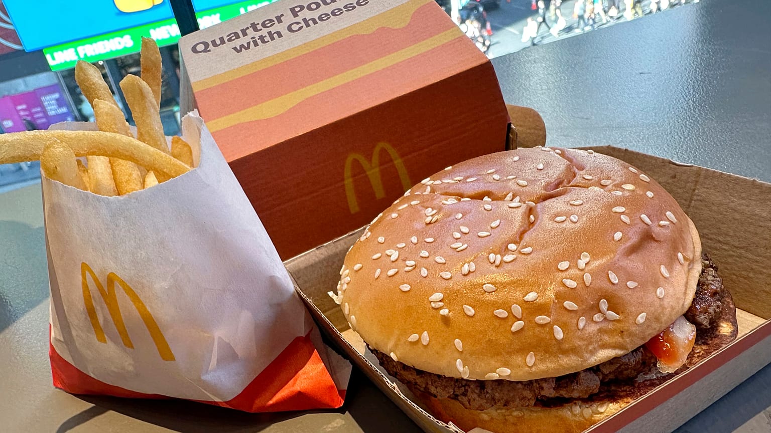 Una hamburguesa Quarter Pounder y patatas fritas de McDonald's, en Times Square de Nueva York, el miércoles 23 de octubre de 2024.
