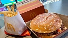 Una hamburguesa Quarter Pounder y patatas fritas de McDonald's, en Times Square de Nueva York, el miércoles 23 de octubre de 2024.