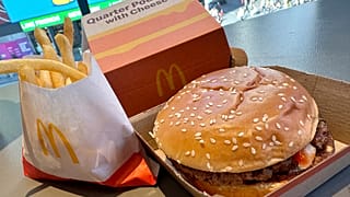 Una hamburguesa Quarter Pounder y patatas fritas de McDonald's, en Times Square de Nueva York, el miércoles 23 de octubre de 2024.