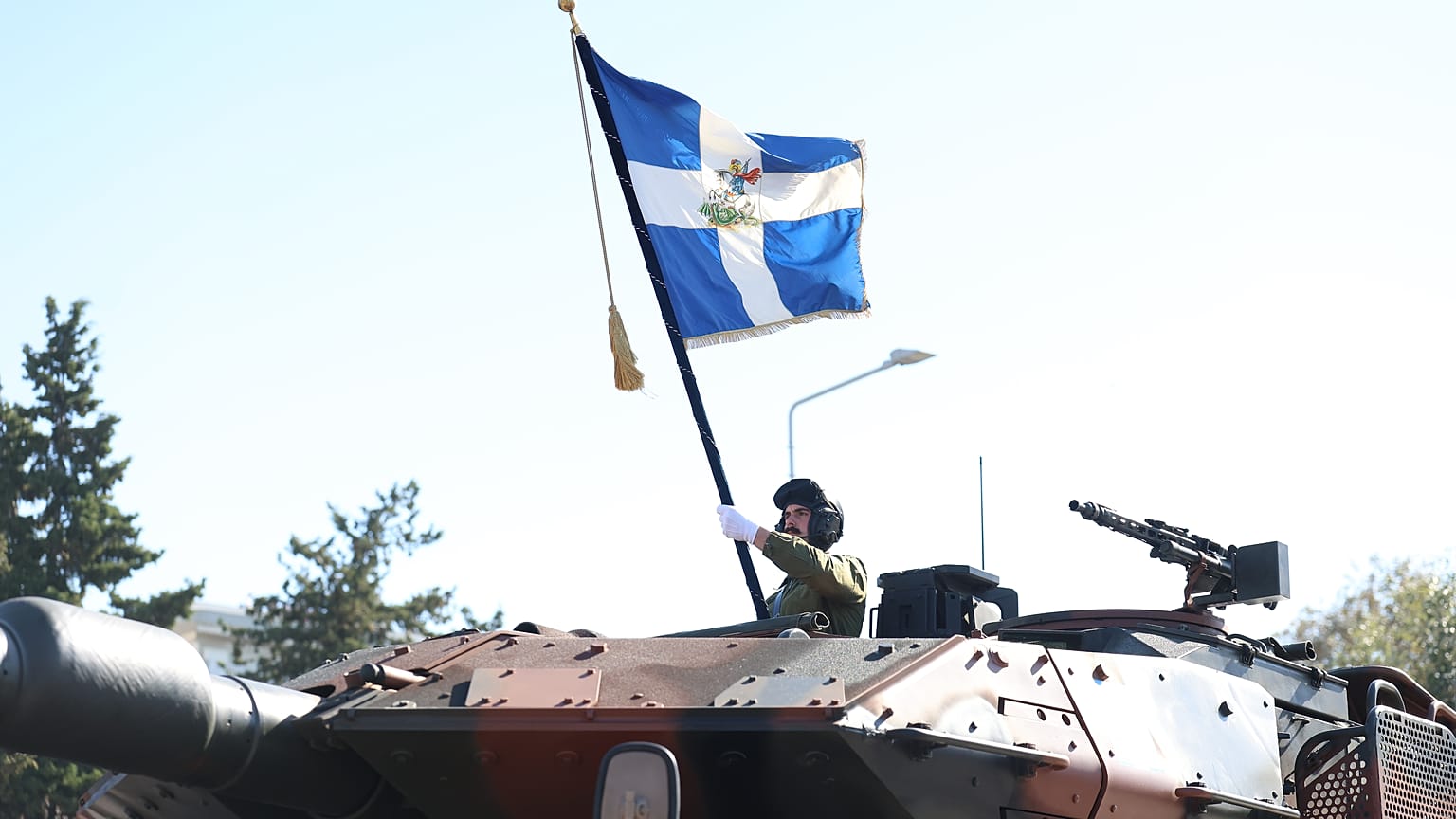 	Άρματα μάχης παρελαύνουν κατά τη διάρκεια της στρατιωτικής παρέλασης για την επέτειο της 28ης Οκτωβρίου 1940, στη λεωφόρο Μεγάλου Αλεξάνδρου, στη Θεσσαλονίκη