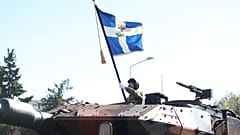 	Άρματα μάχης παρελαύνουν κατά τη διάρκεια της στρατιωτικής παρέλασης για την επέτειο της 28ης Οκτωβρίου 1940, στη λεωφόρο Μεγάλου Αλεξάνδρου, στη Θεσσαλονίκη