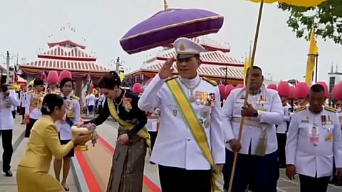 El rey de Tailandia, saludando al pueblo.