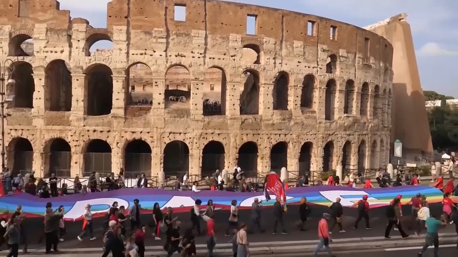 مظاهرة في إيطاليا تطالب بوقف الحرب في غزة وأوكرانيا 