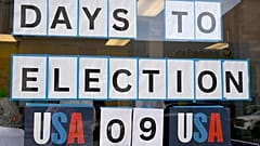 Un cartel afuera de la oficina de campaña de la representante estadounidense Jahana Hayes en Waterbury, Connecticut, el 26 de octubre de 2024