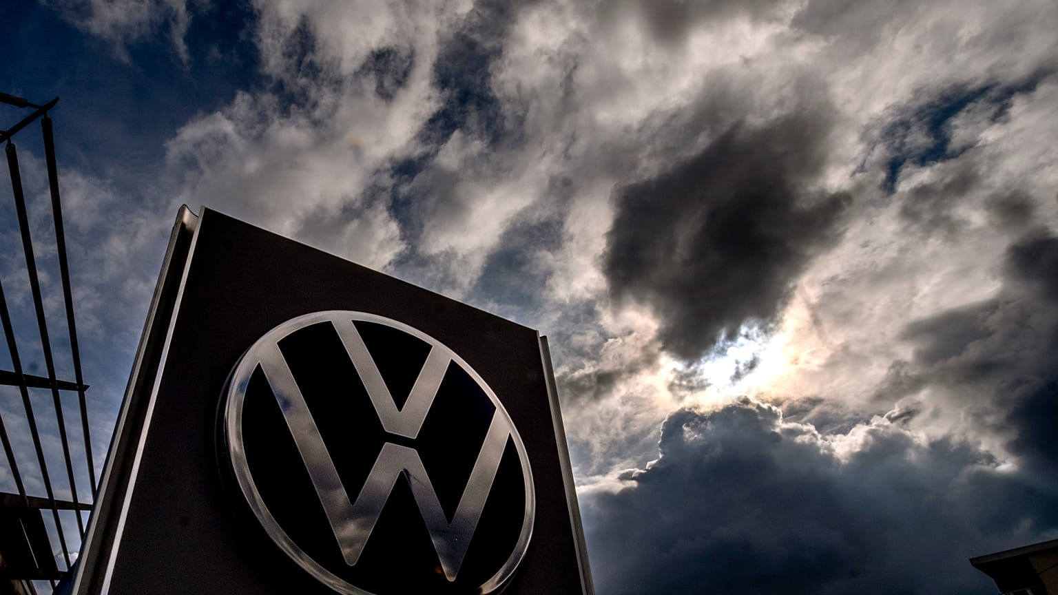 Das Logo eines Volkswagen Autohauses in Frankfurt, Deutschland. 13. September 2024.
