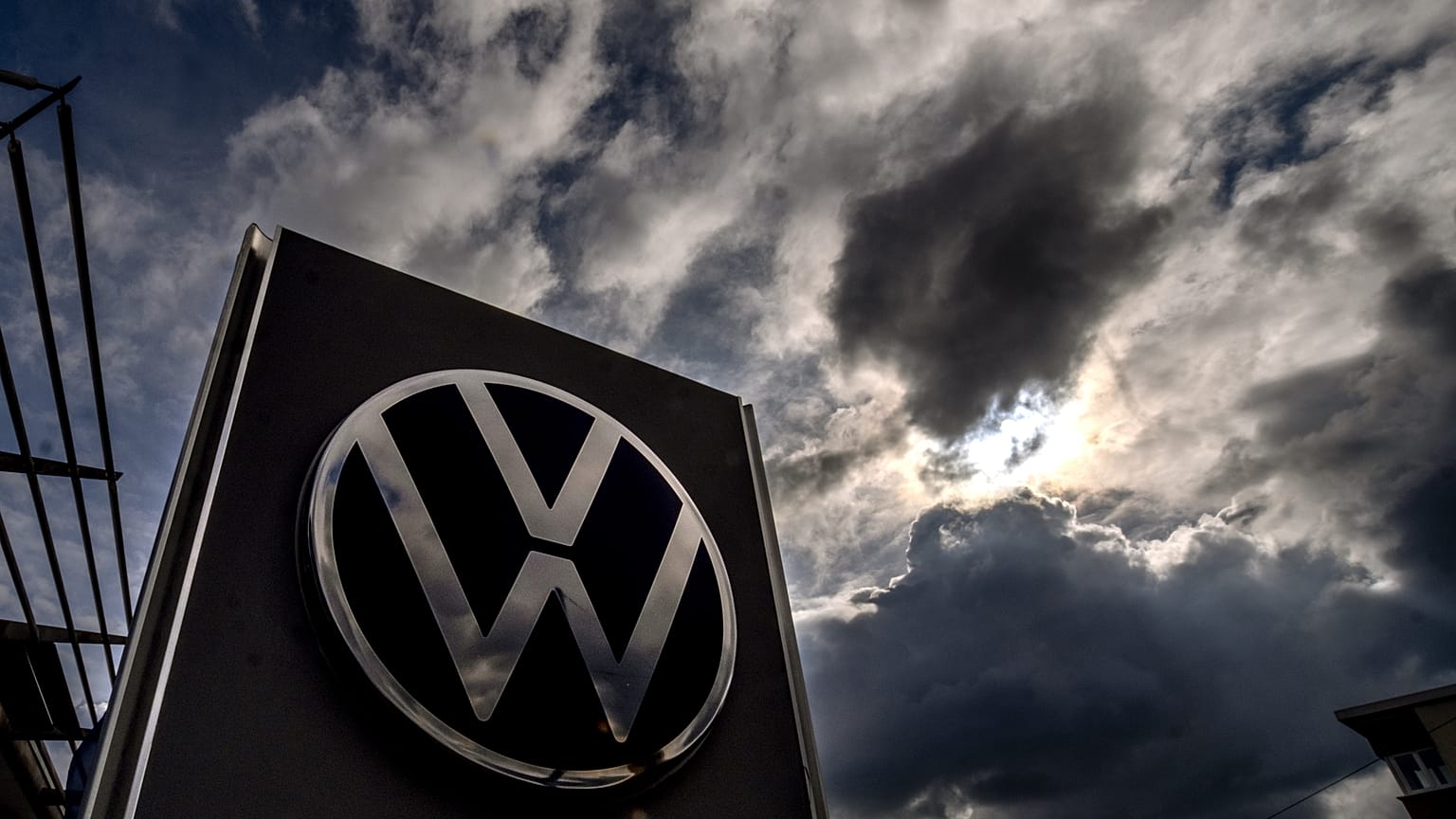 O logótipo de um concessionário de automóveis Volkswagen em Frankfurt, Alemanha. 13 de setembro de 2024.