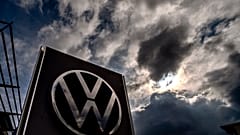 Das Logo eines Volkswagen Autohauses in Frankfurt, Deutschland. 13. September 2024.