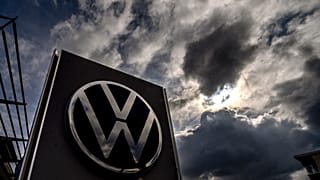 Le logo d'un concessionnaire Volkswagen à Francfort, en Allemagne. 13 septembre 2024.