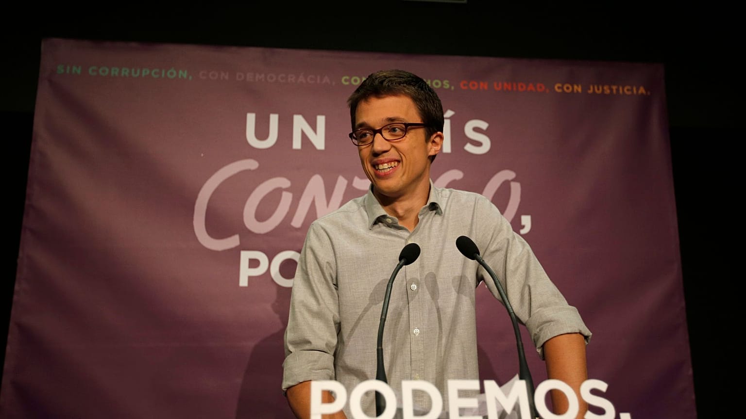 Podemos partisinin seçim kampanyasını yöneten Inigo Errejon, Madrid'de ilk resmi sonuçların ardından basına konuştu, 20 Aralık 2015
