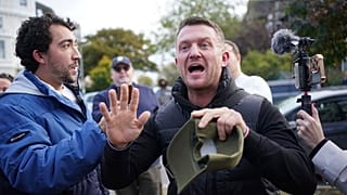 Stephen Yaxley-Lennon daha çok Tommy Robinson adıyla tanınmaktadır
