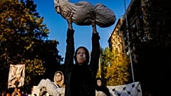 عرض احتجاجي ضد العمليات العسكرية الإسرائيلية خلال مسيرة يوم المرأة العالمي في سانتياغو، تشيلي يوم الجمعة، 8 مارس/آذار 2024. 