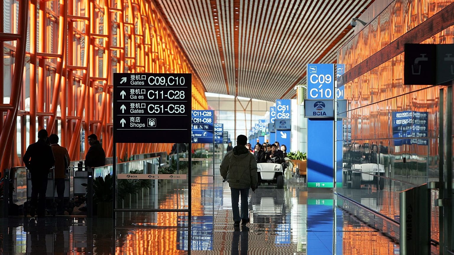 Trabajadores recorren el edificio de la nueva Terminal 3 del aeropuerto de Pekín el martes 26 de febrero de 2008. 