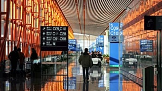 Trabalhadores caminham pelo novo edifício do Terminal 3 no Aeroporto de Pequim, terça-feira, 26 de fevereiro de 2008.