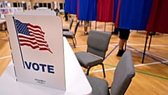  Des électeurs votent le 13 septembre 2022 dans un bureau de vote à Derry, dans le New Hampshire. 