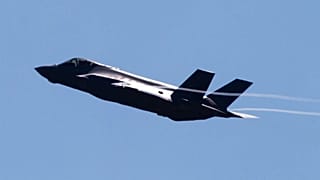 Fotoğrafta, F-35 tipi savaş uçağı görülüyor