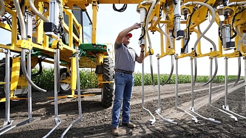 يستعد جاك كلوتك من شركة باور بولن لتجهيز جهاز تطبيق اللقاح، يوم الخميس 22 أغسطس 2024، بالقرب من آيمز، أيوا.