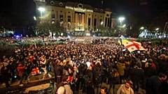 Υποστηρικτές της φιλοευρωπαϊκής αντιπολίτευσης διαδηλώνουν στην Τιφλίδα, διαμαρτυρόμενοι για νοθεία στις εκλογές