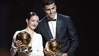 Aitana Bonmati és Rodri az Aranylabdával a párizsi Chatelet Színházban 2024. október 28-án.