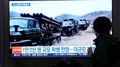 Észak-koreai katonák egy dél-koreai tévéműsorban