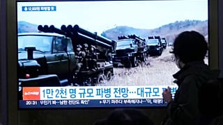 Észak-koreai katonák egy dél-koreai tévéműsorban