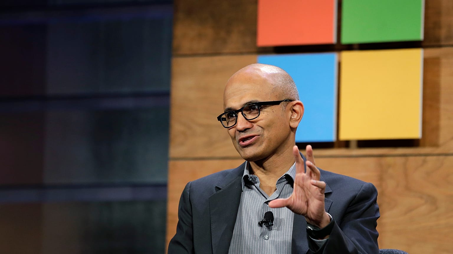 Archivo: El consejero delegado de Microsoft, Satya Nadella, en 2015 en la reunión anual de accionistas de la compañía.