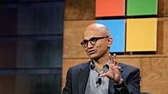 Microsoft Corp. Ο διευθύνων σύμβουλος Satya Nadella μιλάει την Τετάρτη, 2 Δεκεμβρίου 2015, στην ετήσια συνέλευση των μετόχων της Microsoft στο Bellevue, Ουάσινγκτον (φωτογραφία αρχείου).
